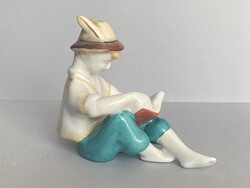 KÖNYVET OLVASÓ FIÚ, HOLLÓHÁZI FESTETT RETRO PORCELÁN SZOBOR