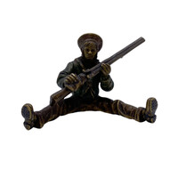 Bronz puskás ülő fiú figura - M539