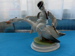 Herendi Ludas Matyi, nemzeti színű szalaggal. ﻿Dúsan festett!