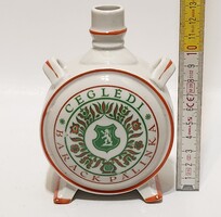Kőbányai "Ceglédi barackpálinka" jelzett porcelán kulacs (3549)