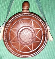 Régi kicsi utazó emlék szuvenír fábol kézi faragással készült apró csobolyó kulacs a képek szerint