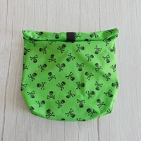 Roll-top uzsonnás tasak / zöld - fekete koponya mintás