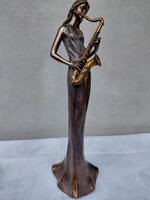 Saxofonon játszó leány
