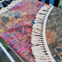 Nagy méretű, mindkét oldalán mintás régi, ovális asztal terítő 212 x 140 cm + rojt