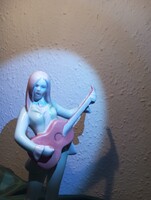 Aquincumi porcelán gitáros lány