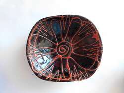 Pesthidegkúti enyhén szögletes kerámia tál - B. Várdeák Ildikó és Csizmadia Margit