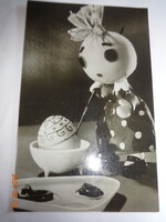 Régi i üdvözlő képeslap - Böbe baba tojást fest