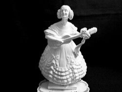 Herendi fehér porcelán: Déryné 36 cm magas