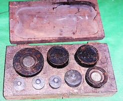 Antik mérleg súlyok, teljes készlet fadobozban a képek szerint