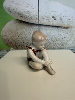 Aquincumi Cipőt Kötő Porcelán Kisfiú A169
