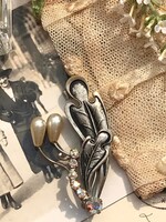 Különleges gyöngyös és cseh aurora borealis kristályokkal díszített vintage bross