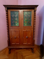 Koloniál 2 ajtós bárszekrény ólomüveg betétes szekrény