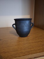 Karcagi fekete kerámia edény, füles köcsög 15 cm. Hibátlan. Jelzett.