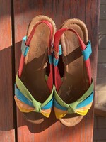 Nagyon szép,használt,de jó állapotú színes szandál. 39-es méret. Tamaris tiszta bőr.