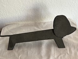 Vaslemezből hajlított, antikolt tacskó kutya, kézműves darab, 28 cm hosszú