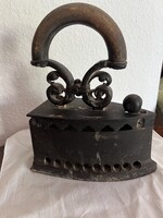 Antik faszenes vasaló dîszes fogantyúval és fedél szegéllyel, 23 cm magas
