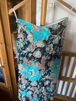 Türkiz színű,mintás,nagyon szép nyári szoknya.Dereka gumis. Hossza: 90 cm Loknis szabású.