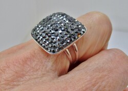 Gyönyörű nagyméretű fejrésszel fekete köves  ezüstgyűrű