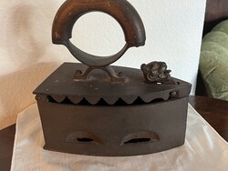 Antik faszenes vasaló oroszlánfejes zárral, 23 cm magas