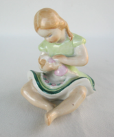 Kőbányai porcelán babázó kislány