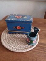 Kék festett ládikó és sajtár