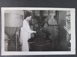 Régi fotó kávépörkölés az 1950-es években képeslap méret