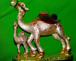 Gyönyörű fém tűzzománcos mágneszáras teve figurás asztali dísz gyűrűtartó 9x9 cm a képek szerint