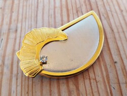 Nagyméretű ezüst-arany színű köves bross