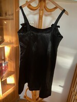 Nagyon szép,fekete selyem kis ruha.Pántos,masnis.Mellbőség: 90 cm Háta hossza: 65 cm Burdából varrt.