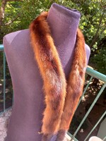 Női, luxus nerc szőrme gallér állat lábakkal és farkaival díszítve, art deco design női öltözet