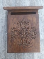 Postaláda levélszekrény fafaragás tulipán tulipánosminta egyedi tulipánfaragás kültéri bútor fa post