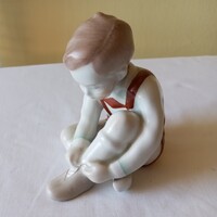 Aquincumi porcelán figura / nipp eladó! Cipőt fűző kisfiú