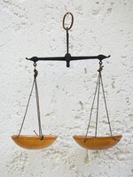 Kovácsoltvas patikamérleg bakelit tálkákkal, 100 g-os