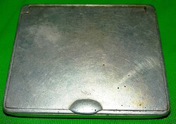 Antik ezüstözött alpakka stabilan záródó dohány/burnót doboz 8 x 10 cm a képek szerint