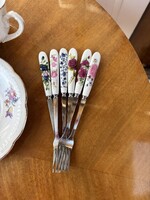 Porcelánnyelű gyönyörű virágos süteményes villák rózsás