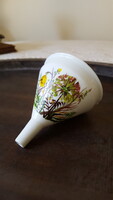 Kisméretű vadvirágos porcelán tölcsér