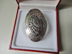 Navajo különleges ezüst bross vésett díszítéssel, jelzett.