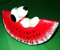 Vidám és aranyos mázas kerámia persely SNOOPY KUTYA A DINNYÉN PIHEN 16 X 12 cm a képek szerint