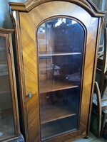 Neobarokk hárompolcos egyajtós könyv szekrény.