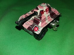 Régi lemez lemezáru mini tank kulcsos, - sajnos túlhúzva - KIVÁLÓ KÜLCSÍNNEL a képek szerint