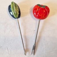 2 db paradicsom és olíva mintájú koktélvilla, sajtvilla (M=10) (186.)