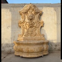 Oroszlánfejes bézs színű márvány fali kút , szökőkút