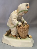 Zsolnay rőzsét gyűjtő gyerek - Sinkó András