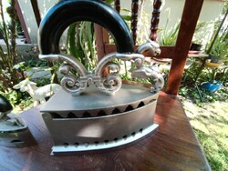 Antik sárkányos vagy sasos szenes vasaló és kis szenes vasaló együtt