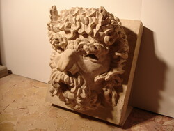 Vízköpő faunfej, faragott mészkő falikút, márvány szobor szökőkút