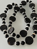 Lávakő, kagyló és onyx szemekből fűzött nyaklánc, 80 cm hosszú