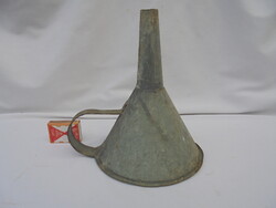 Régi bádog, horganyzott lemez tölcsér