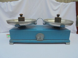 Régi konyhai mérleg két súllyal "Fémfeldolgozás Debrecen"