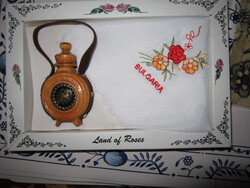 Bulgária  rózsaolaj és  hímzett zsebkendő souvenir