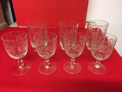 Metszett boros és vizes pohár